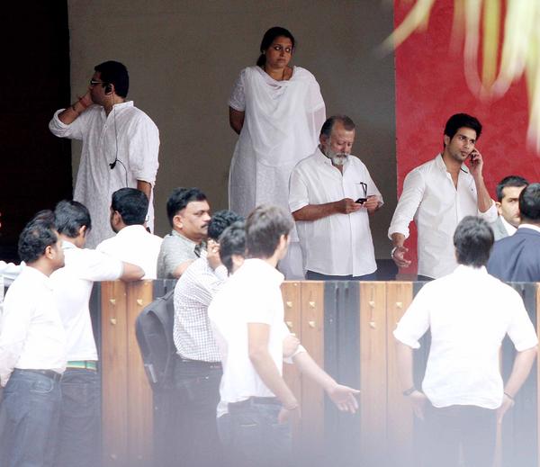 Yash Chopra Funeral, Yash Chopra Funeral photos, Yash Chopra dead body, Yash Chopra dead body photos, Yash Chopra last rites, Yash Chopra last rites pics